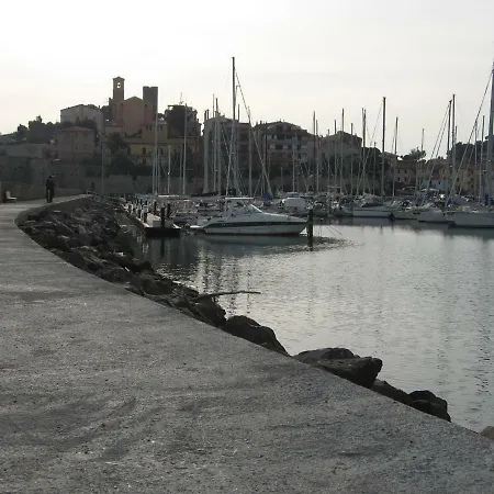 Annita Al Mare *